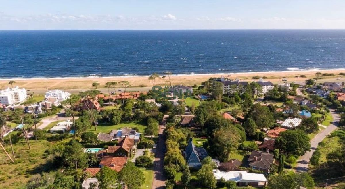 Venta de hermosa casa en Pinares, 3 dormitorios, 2 baños y gran parque.
