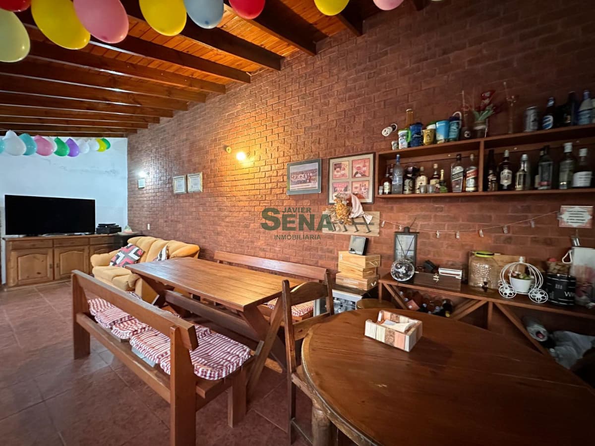 Alquiler y venta de casa las delicias, de 3 dormitorios, 2 baños.