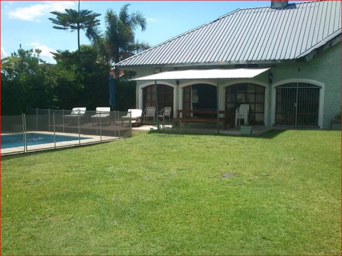 Venta casa en Jardines de Cordoba, 5 dormitorios, 4 baños, buena construccion.