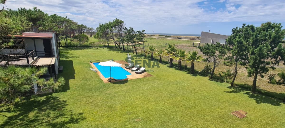 Venta de chalet en Arenas de José Ignacio, 4 dormitorios, 4 baños, pegado al mar.