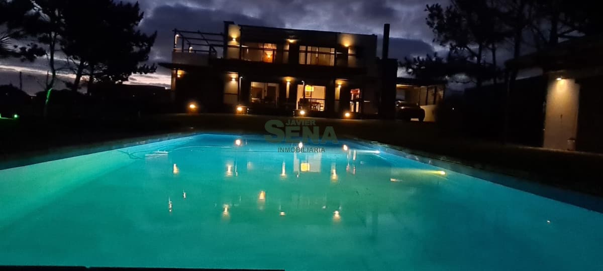 Venta de chalet en Arenas de José Ignacio, 4 dormitorios, 4 baños, pegado al mar.