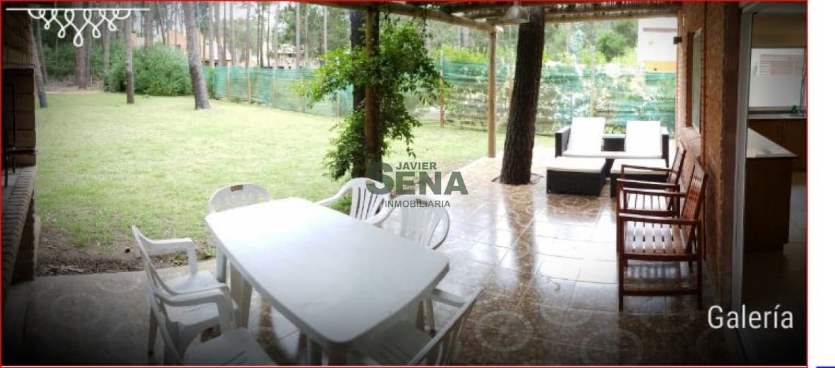 Alquiler de casa en Solanas, 3 dormitorios, 2 baños, piscina, bosque.