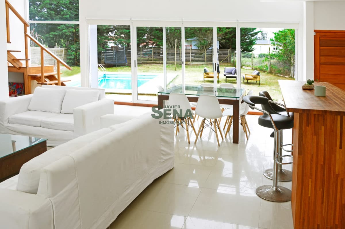 Venta de casa en Bervely Hill, 3 dormitorios, 3 baños, gran parque.