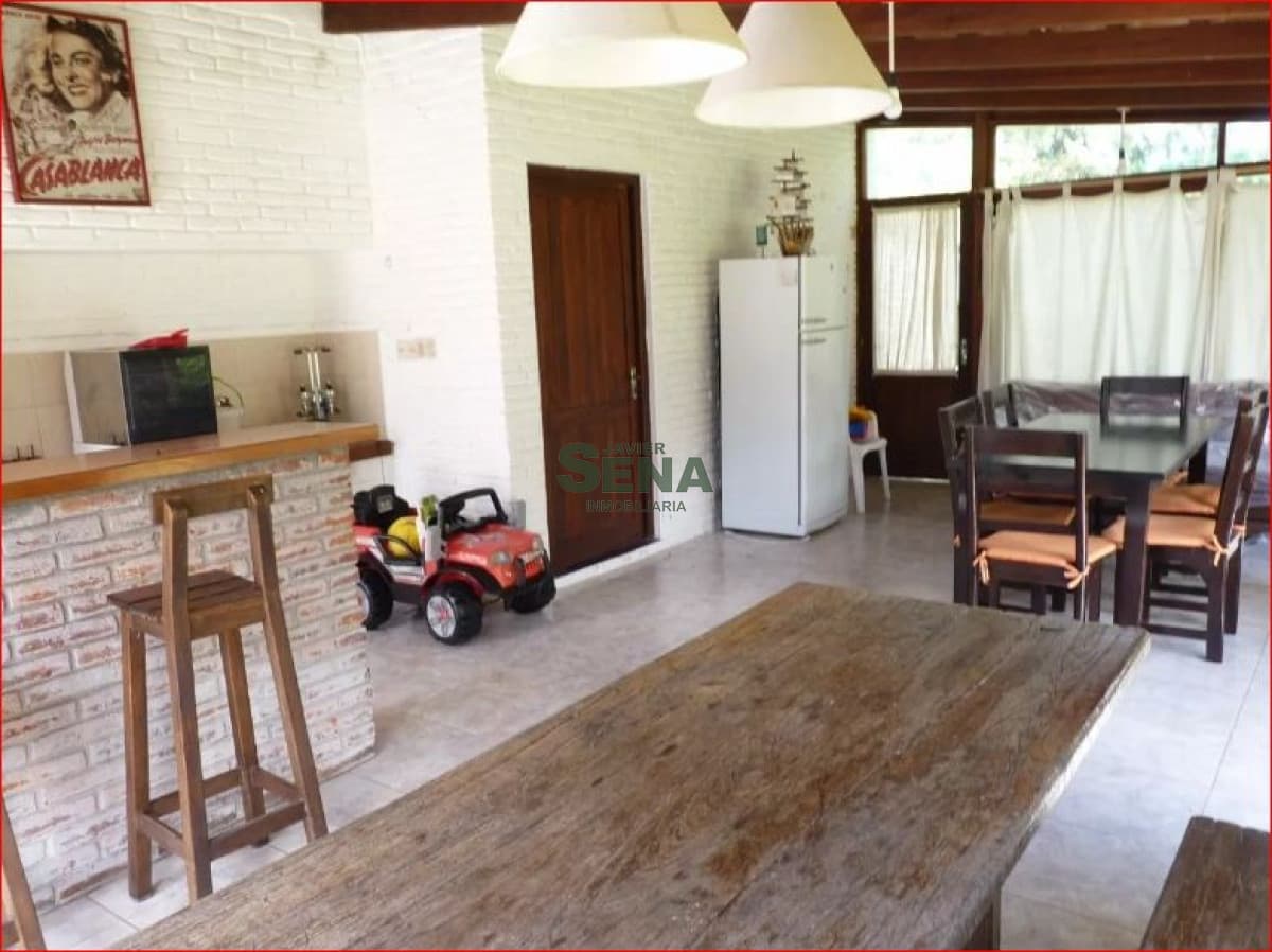 Alquiler de casa en Lugano, 4 dormitorios, 3 baños, piscina, buen terreno.