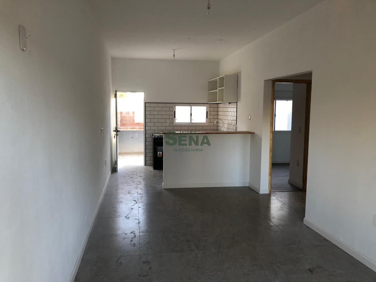 Alquiler y venta de casas en Altos de la Laguna, 2 dormitorios, baño, patio con parrilla.