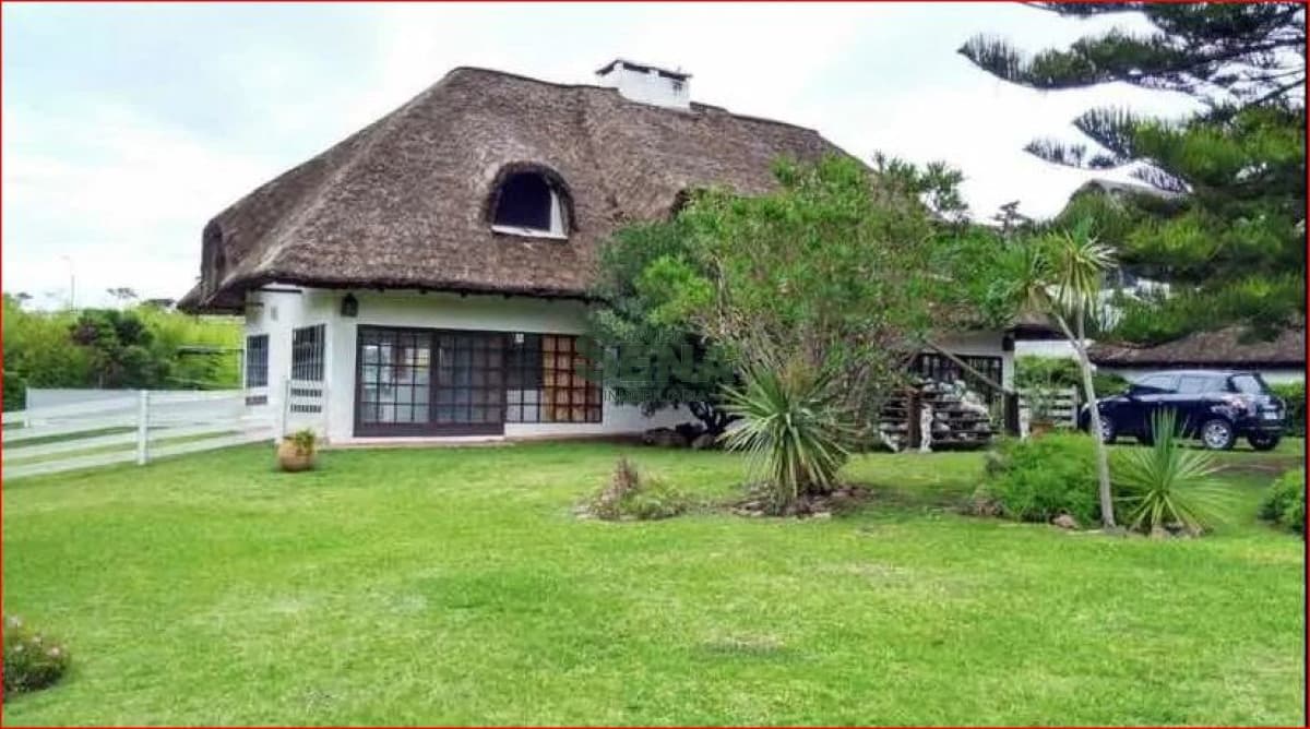 Venta de casa en Pinares, 6 dormitorios, 3 baños, piscina, lindo lugar, cerca del mar.