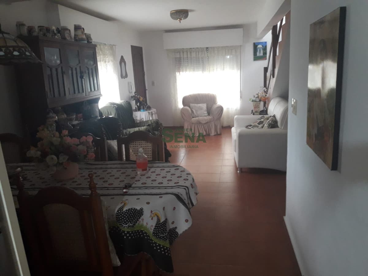 Venta de casa en las Flores, 2 dormitorio, baño, lindo lugar.