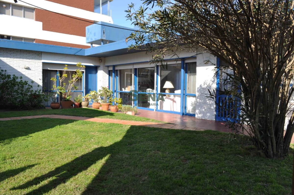 Alquiler de casa frente al Mar, brava, 3 dormitorios, 2 baños, linda zona.