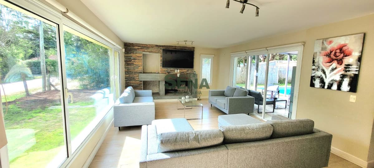 venta y Alquiler de casa en Brio Marly, 4 dormitorios, 3 baños, piscina, lindo parque.