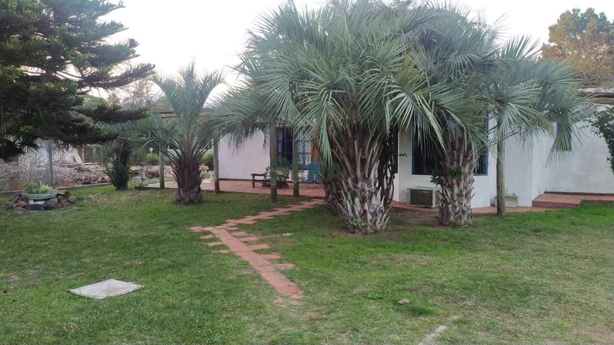 Venta de casa en Punta del Este, 5 dormitorios, 3 baños, lindo lugar.