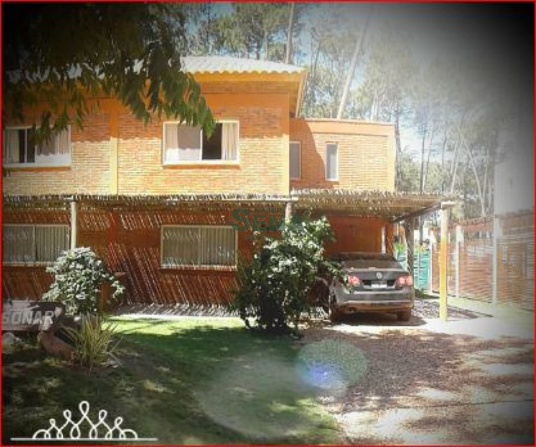 Alquiler de casa en Solanas, 3 dormitorios, 2 baños, piscina, bosque.