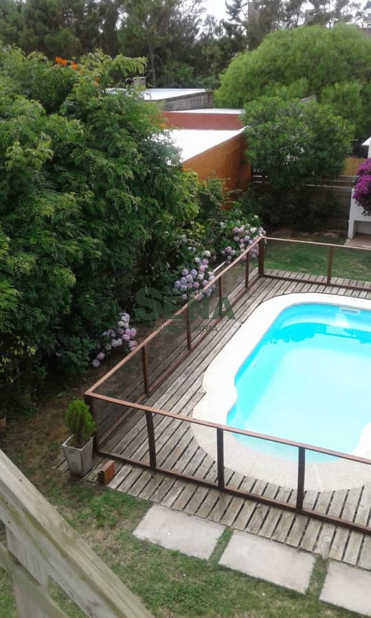 Alquiler de casa en manantiales, 4 dormitorios, 2 baños, precioso lugar.