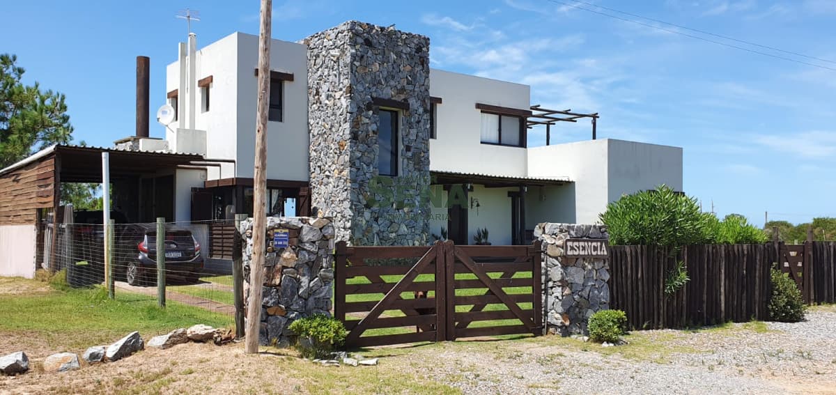 Venta de casa en Jose ignacio, 5 dormitorios, 4 baños, piscina, vista al mar.