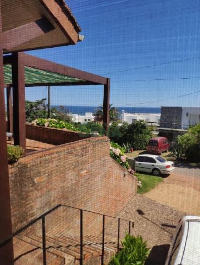 Venta y alquiler en La barra, 4 dormitorios, 3 baños, cerca del mar.-
