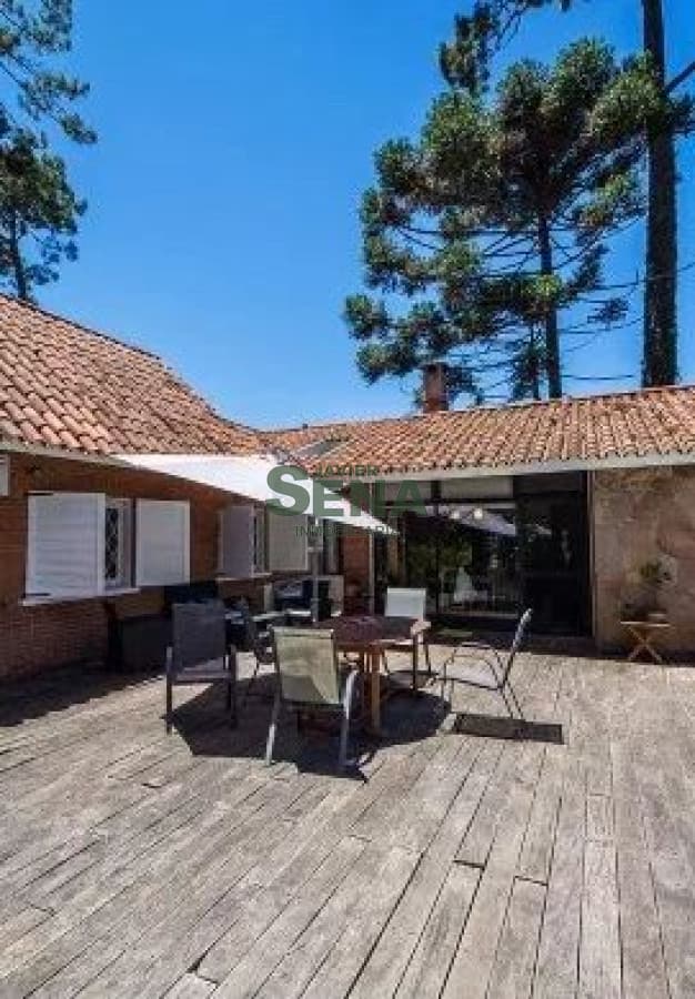Venta de chalet en Barrio Cordoba, 6 dormitorios, 4 baños, lindo lugar y gran terreno.-