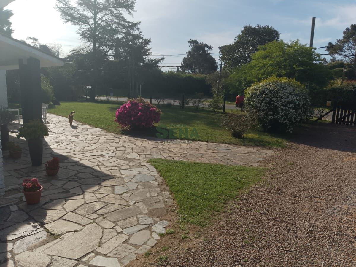 Venta de casa Barrio Cordoba, 4 dormitorios, 4 baños con gran parque