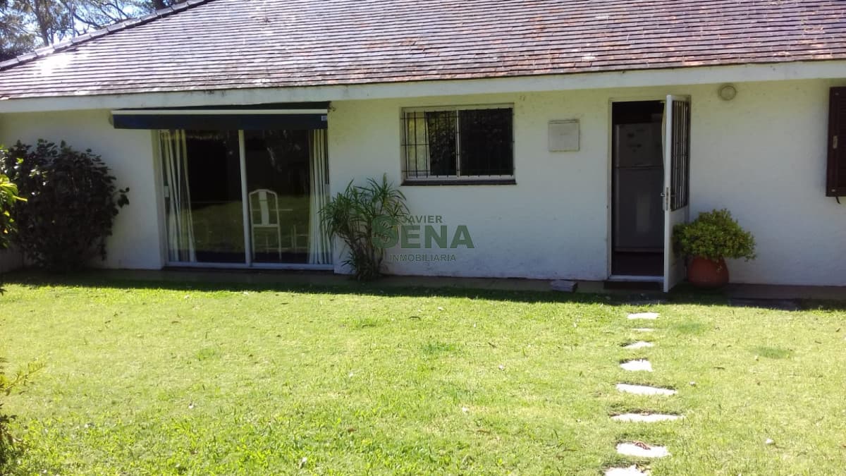 Venta de chalet en Lugano, 3 dormitorios, 3 baños, lindo lugar.-