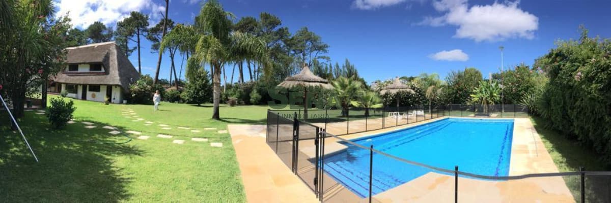 Venta y alquiler en Berverly  Hills, 3 dormitorios, 3 baños, gran terreno.