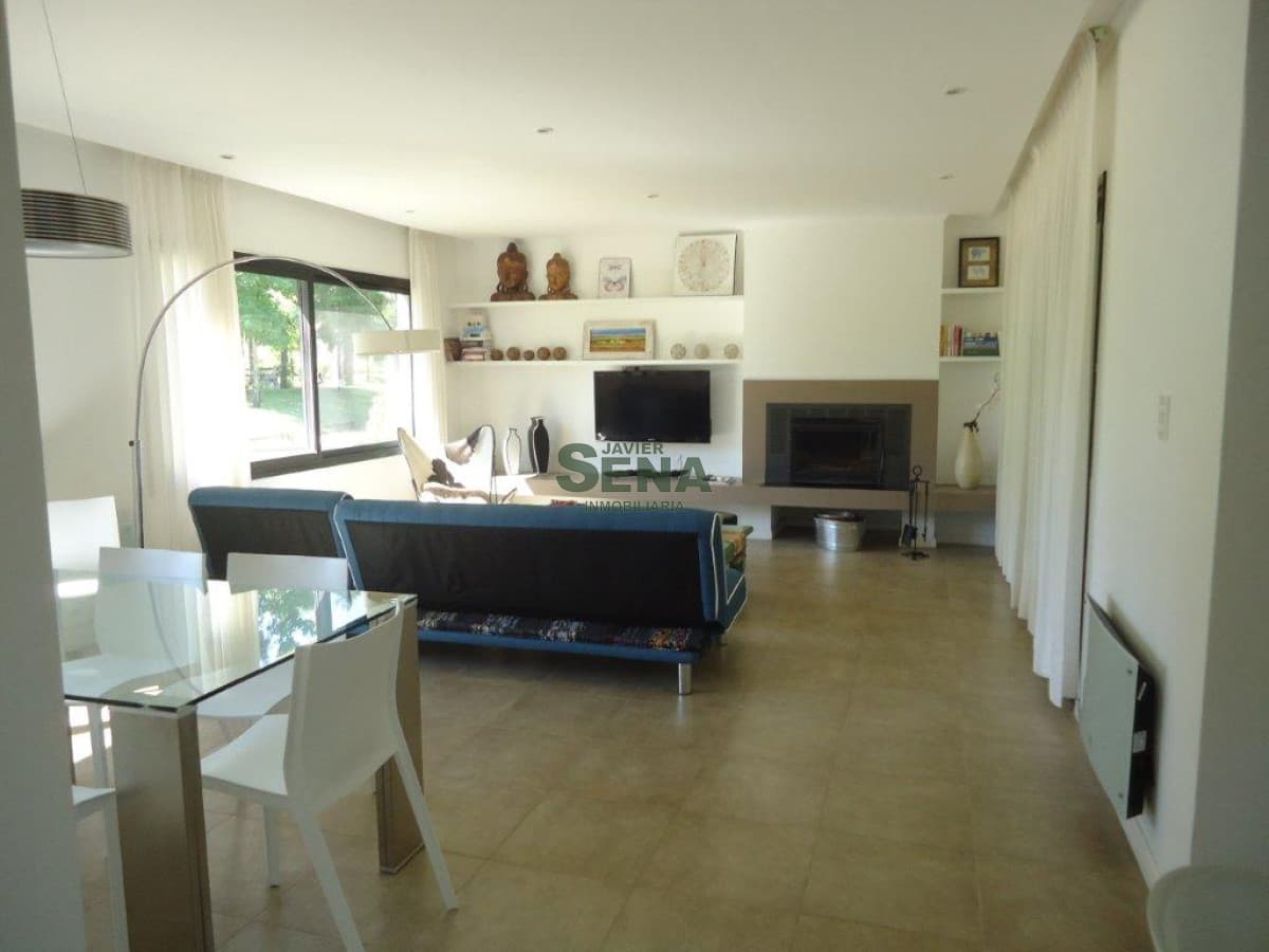 Venta de casa en Pinares, 3 dormitorios, 2 baños, cerca del mar.