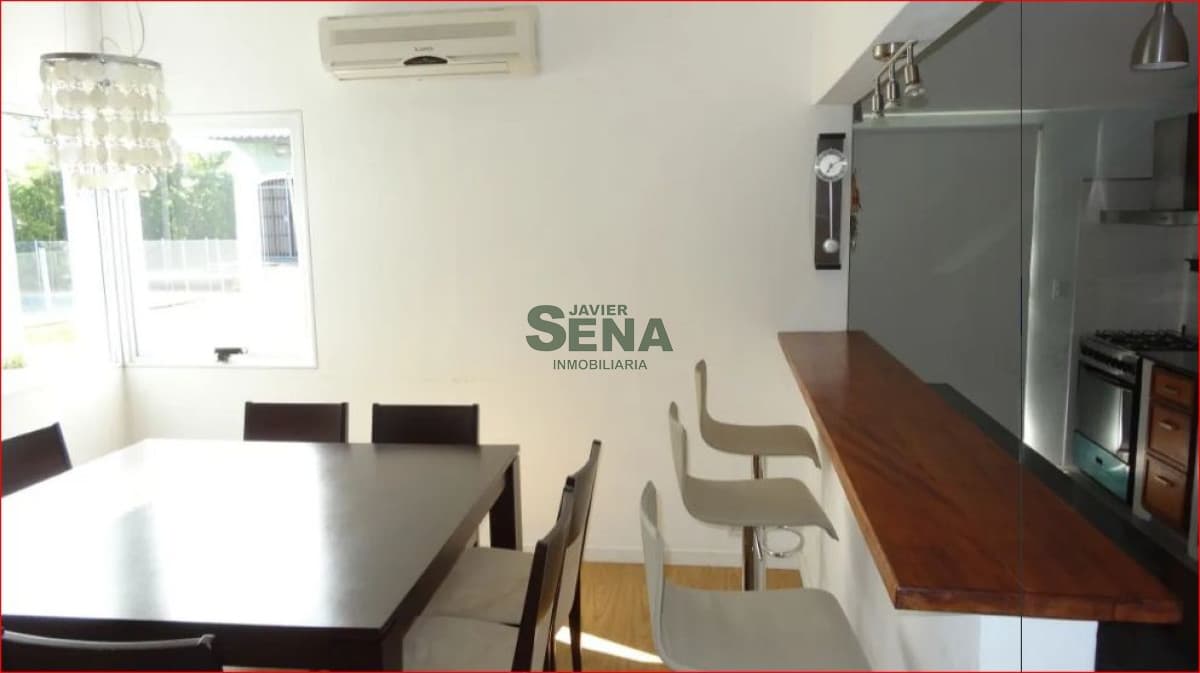 Venta casa en Jardines de Cordoba, 5 dormitorios, 4 baños, buena construccion.