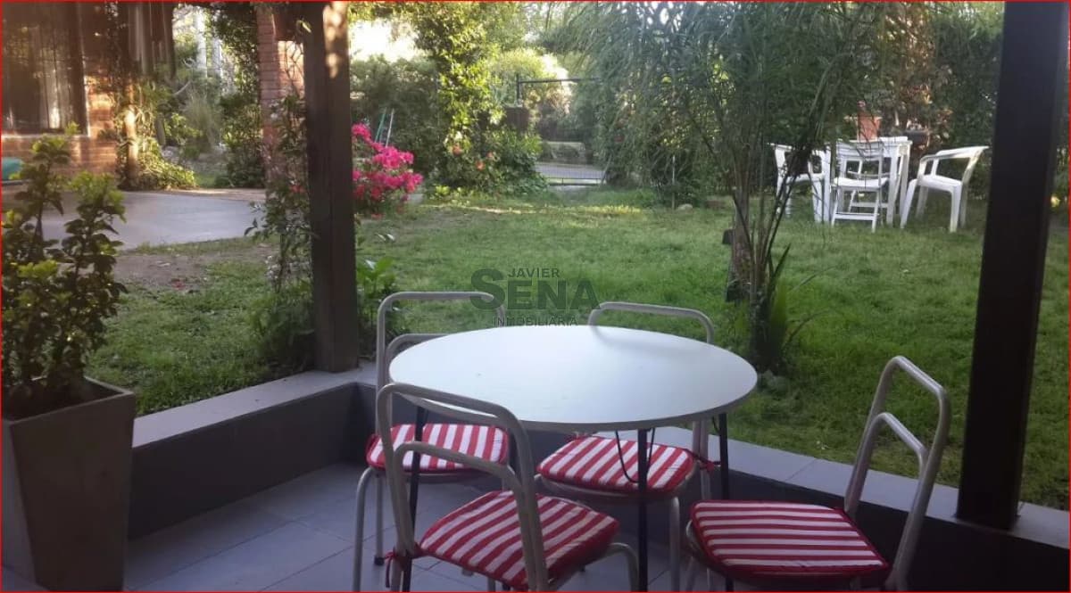 Casa ID.167522 - Alquiler de casa en la Mansa, 2 dormitorios, baño, lindo Jardin.-