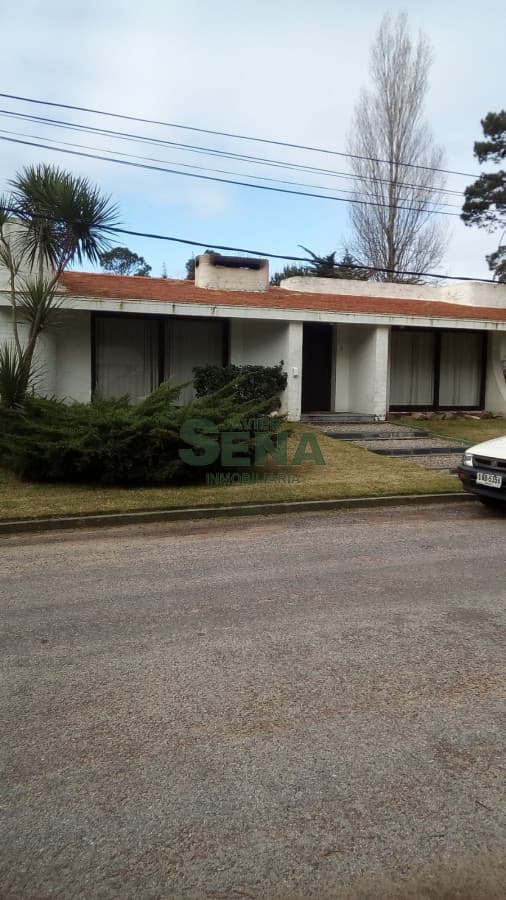 Alquiler de casa en San Rafael, 3 dormitorios, 2 baños, divino lugar.