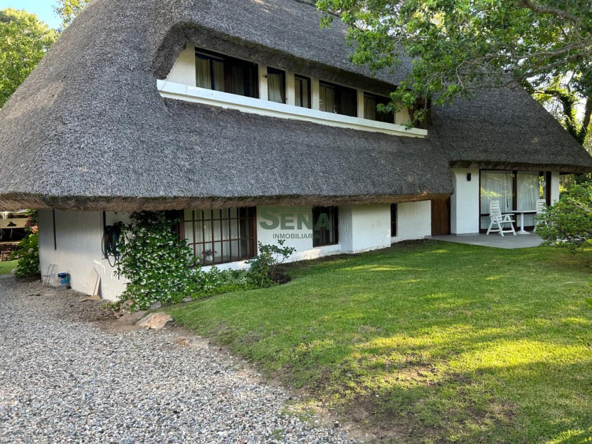 Venta de hermosa casa en Rincon del Indio, 3 dormi, 2 baños, cerca del mar.
