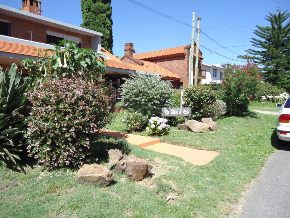 Venta  de casa en la Mansa, 5 dormitorios, 3 baños, pileta, cerca de mar.