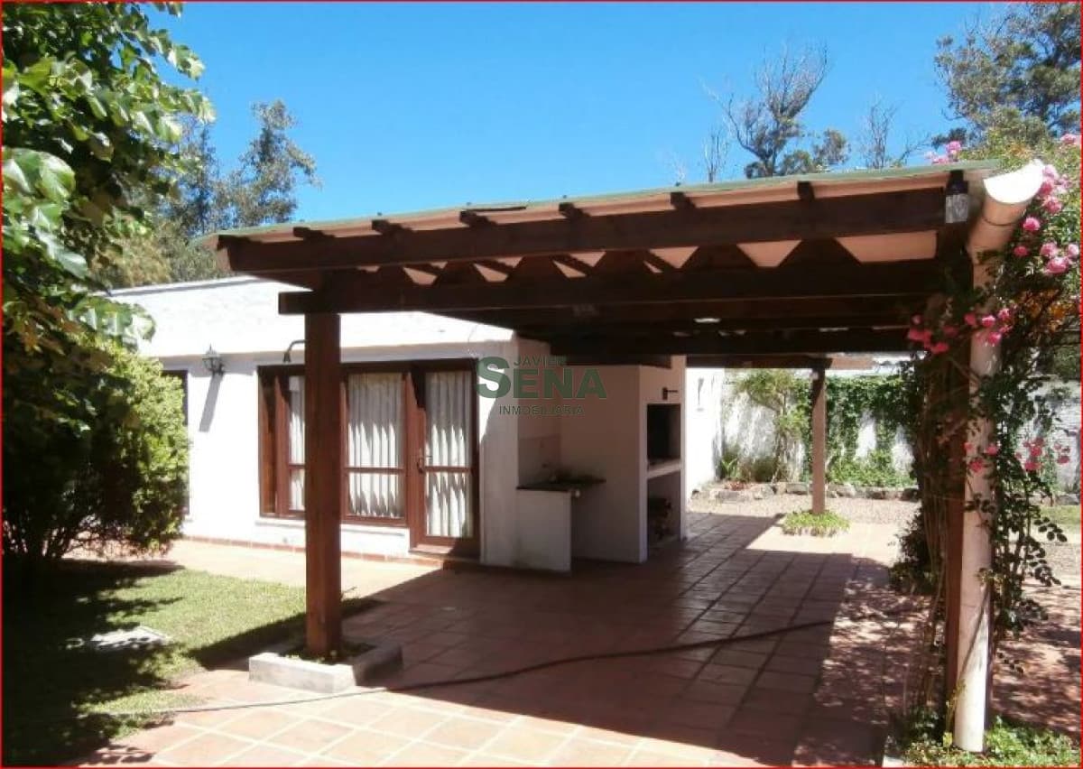 Venta de 2 casas en Pinares. 6 dormitorios, 4 baños, lindo parque, buen entorno.