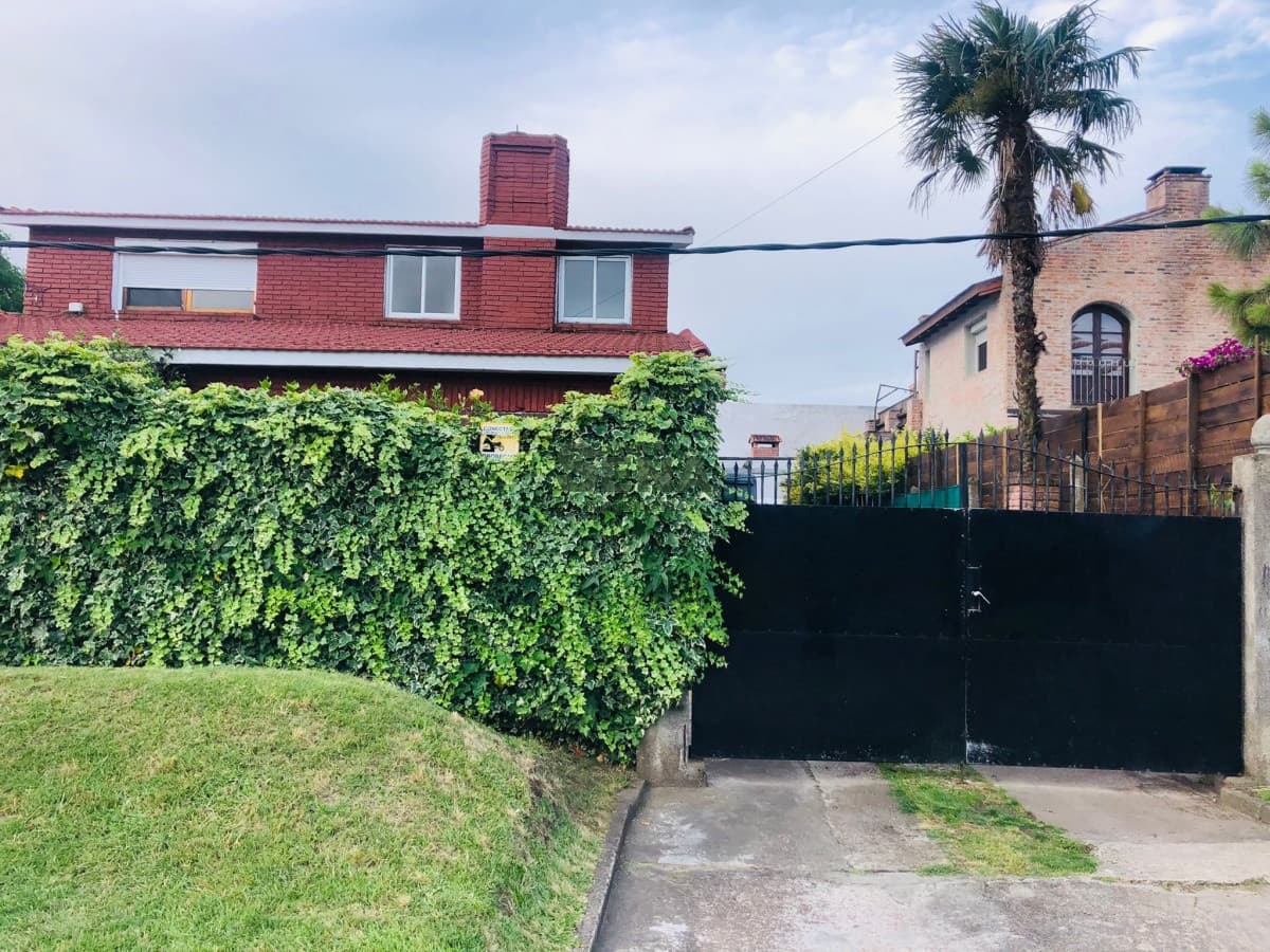 Venta y alquiler de casa en la Loma, 3 dormitorios, 2 baños, cerca de todo y para vivir todo el año.