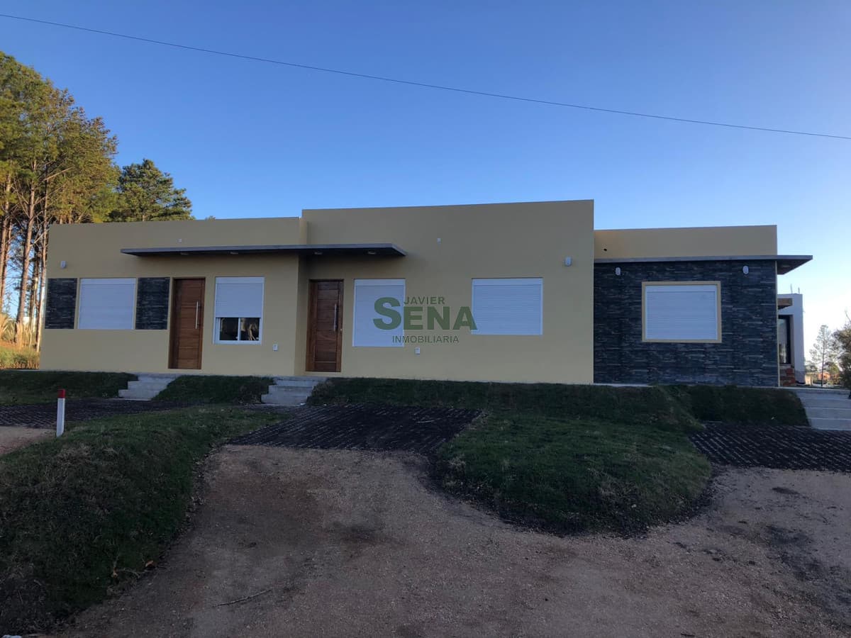 Alquiler y venta de casas en Altos de la Laguna, 2 dormitorios, baño, patio con parrilla.