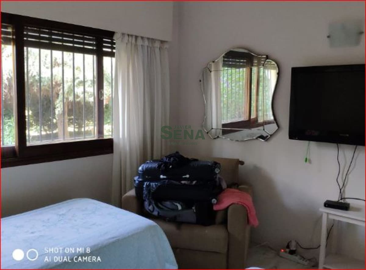 Venta  y alquiler de casa en Barrio Lugano, 4 dormitorios, 5 baños, piscina, muy buen entorno.