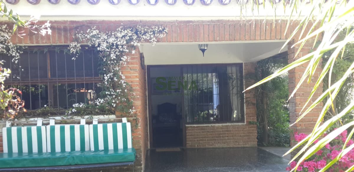 Alquiler de casa en Pinares, 2 dormitorios, 2 baños, muy buen entorno.