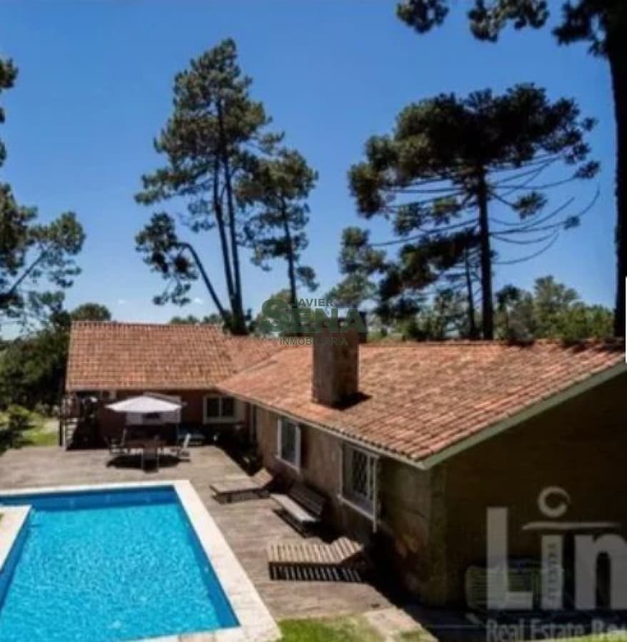Venta de chalet en Barrio Cordoba, 6 dormitorios, 4 baños, lindo lugar y gran terreno.-