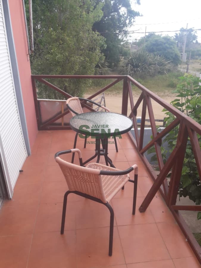 Venta de casa en las Flores, 2 dormitorio, baño, lindo lugar.
