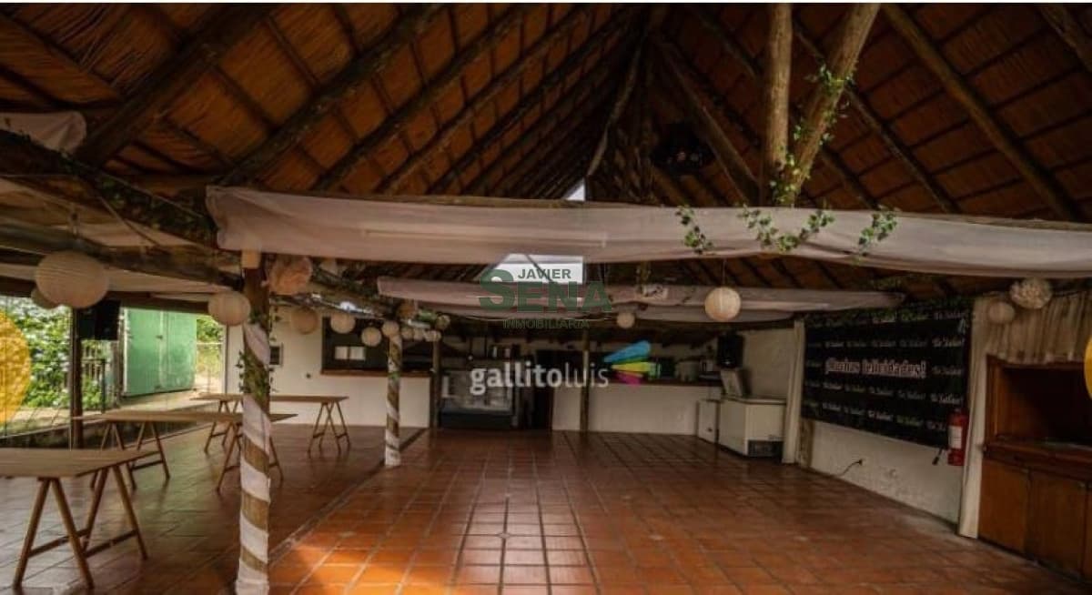 Venta de casa ideal para instalar clínica o emprendimiento en Barrio Cordoba.