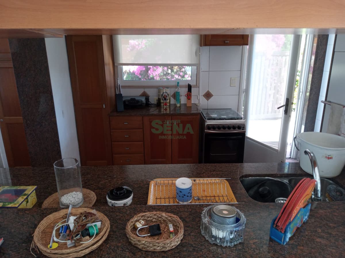 Alquiler de casa en barrio lugano, 4 dormitorios, 3 baños, barbacoa con baño.