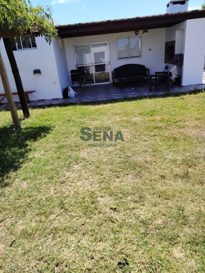 venta de casa de 2 dormitorios, 2 baños, en bal bs as a media cuadra del mar.