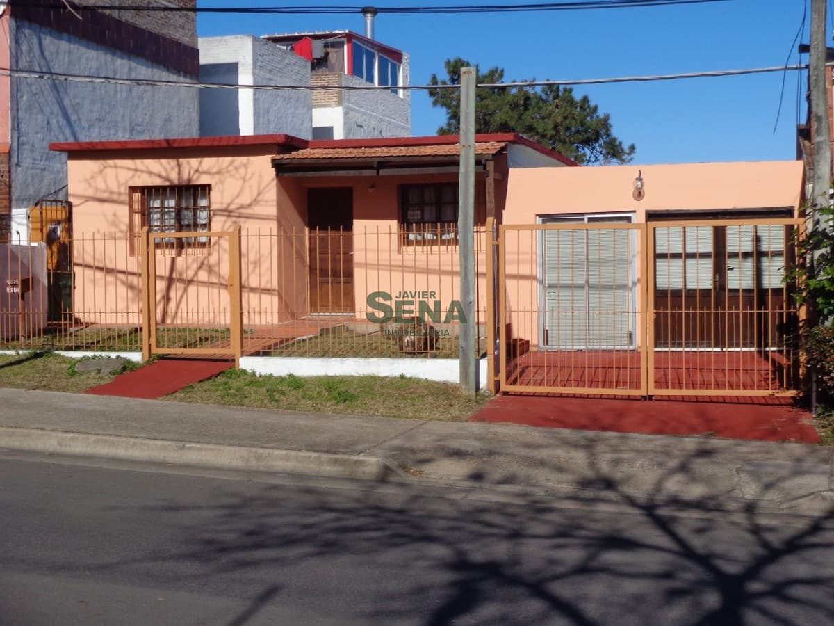 Venta de casa en Pinares, 3 dormitorios 2 baños, cerca de todo.