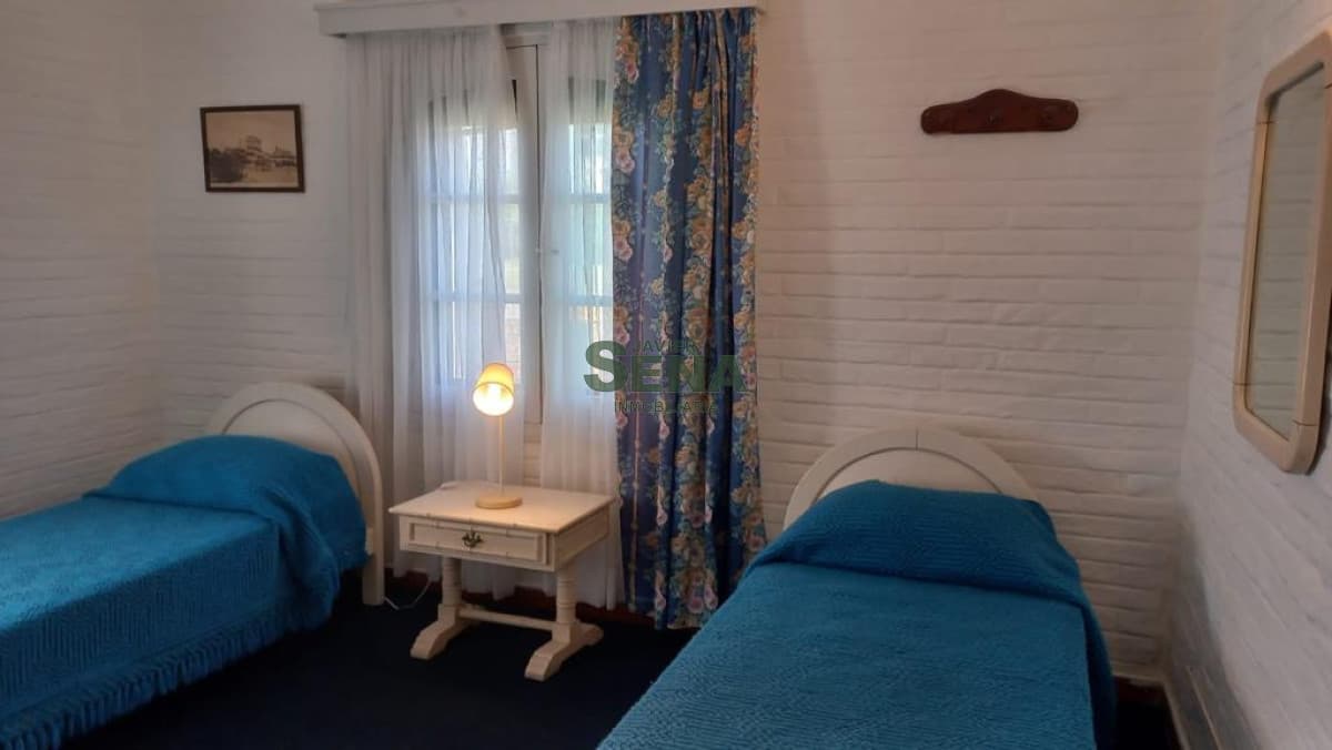 Alquiler de casa en la Brava, 4 dormitorios, 2 baños, lindo entorno.