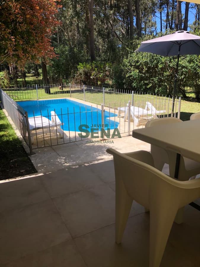 Alquiler de casa en Solanas, 4 dormitorios, 3 baños, piscina, lindo parque, vivgilancia.