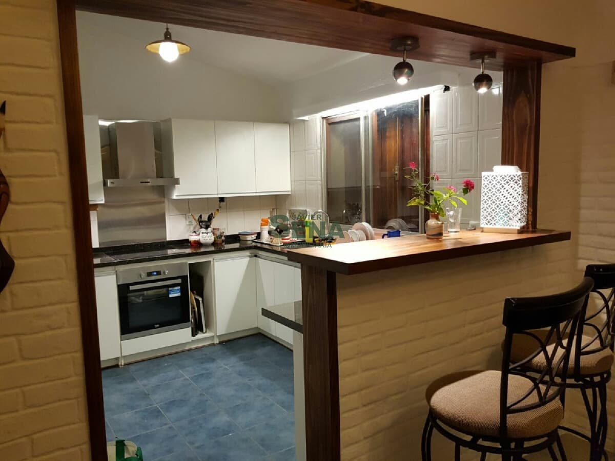 Venta y alquiler en Pinares, a 2 cuadras del Mar, 6 Dormitorios, gran parque.