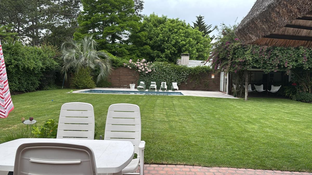 Alquiler de casa en Pinares, temporada de 3 dormitorios, con parrillero en Pinares