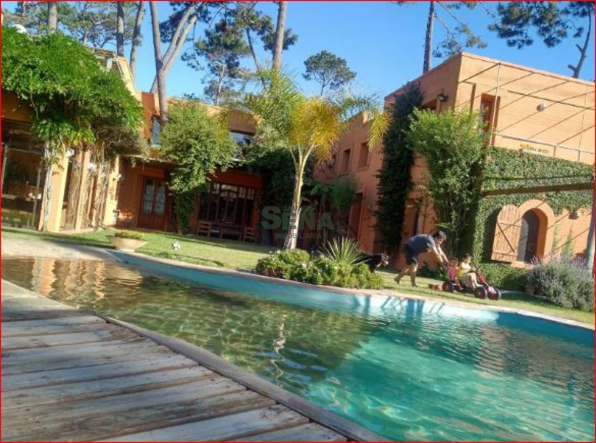 Venta de casa en Brio. Privado, 5 dormitorios, 3 suite, piscina, casa caseros.