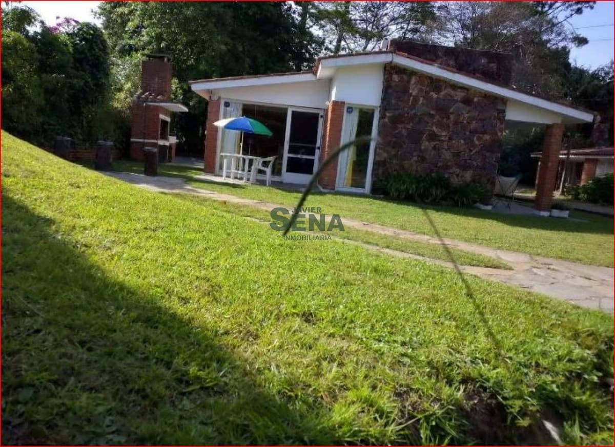 Alquiler de casa en la Mansa, 3 dormitorios, 2 baños, linda casa cerca del mar.