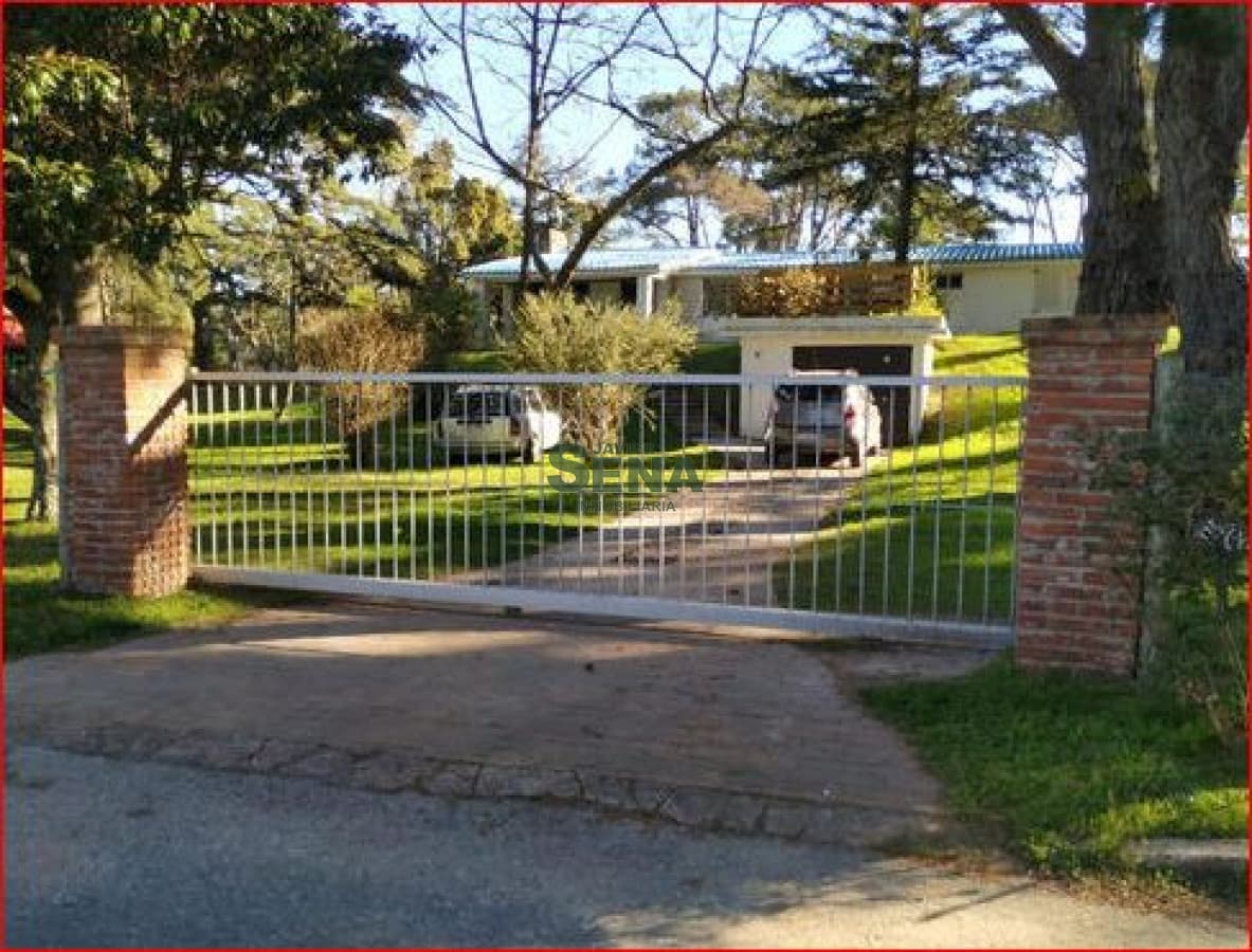 Venta y alquiler en Lugano, 5 dormitorios, 4 baños, piscina climatizada.