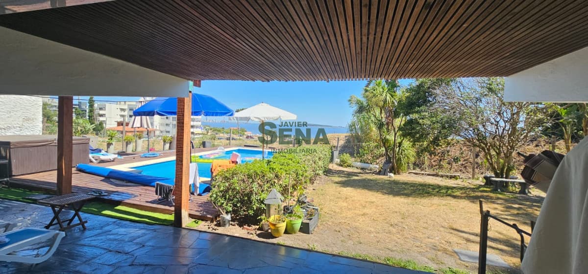 venta de importante casa en gran terreno frente a la playa Mansa