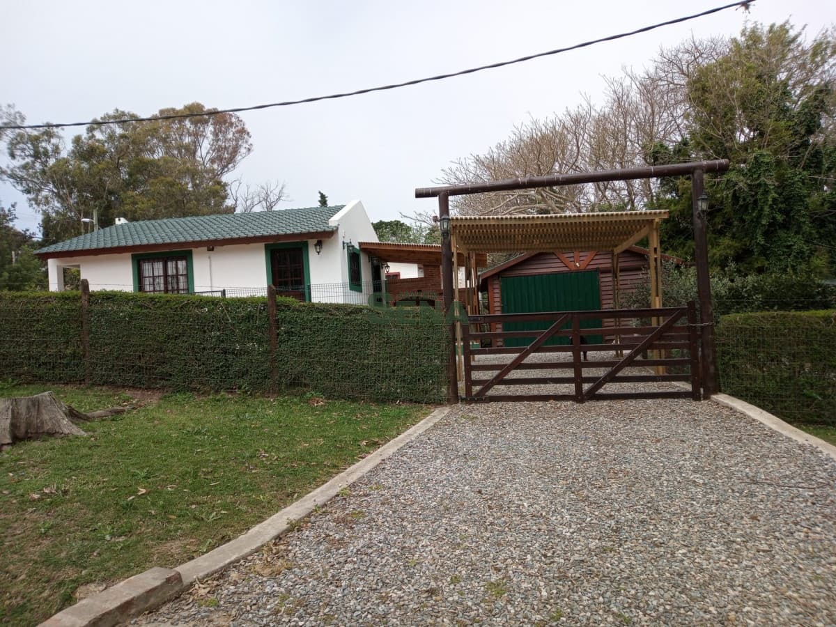 Alquiler casa en el Tesoro, 2 dormitorios, baño, piscina, parque, lindo lugar.