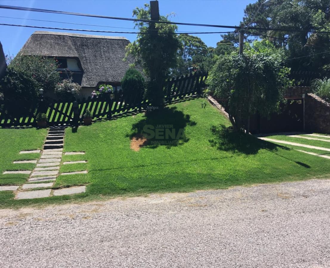 Venta y alquiler en Berverly  Hills, 3 dormitorios, 3 baños, gran terreno.