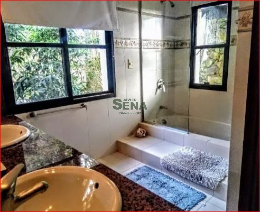 Alquiler de casa en Laguna del diario, 3 dormitorios, 3 baños, lindo lugar y buena casa.